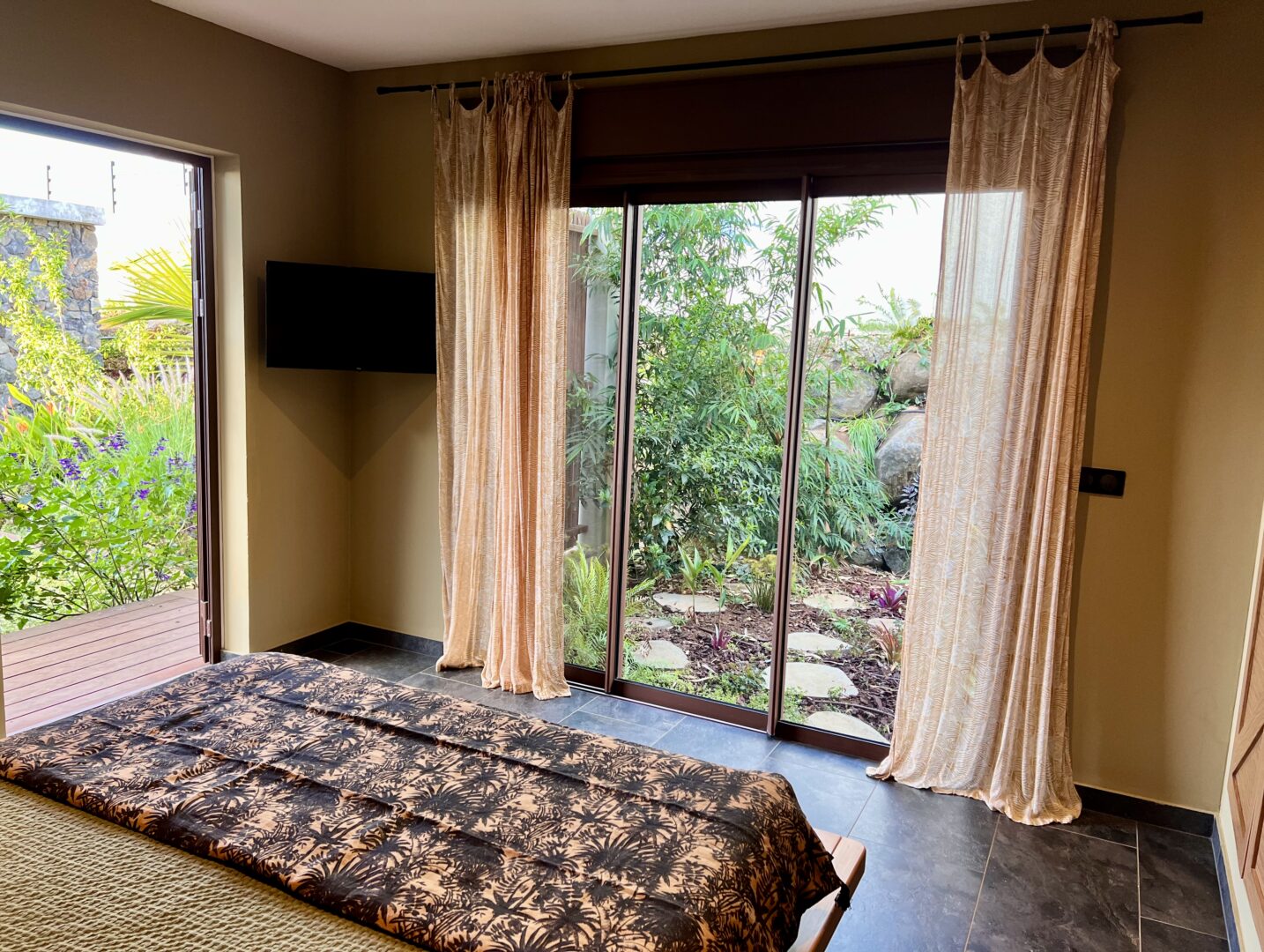 Chambre confortable avec décoration créole dans une maison à louer à Saint Pierre